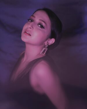 Lavanya Srivastava Instagram - 💜💜💜

.
.
.
📸 @ammy_aameen 
#norvina #anastasiabeverlyhillsindia @anastasiabeverlyhills @anastasiabeverlyhills @norvinacosmetics @norvina #holidaymakup #christmasglam #newyearglam #purpleaesthetic #glammakeup #glittereyeshadow #lavanyasrivastava #sparkling #holidayseason