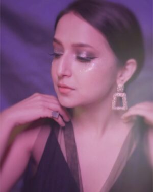 Lavanya Srivastava Instagram - 💜💜💜

.
.
.
📸 @ammy_aameen 
#norvina #anastasiabeverlyhillsindia @anastasiabeverlyhills @anastasiabeverlyhills @norvinacosmetics @norvina #holidaymakup #christmasglam #newyearglam #purpleaesthetic #glammakeup #glittereyeshadow #lavanyasrivastava #sparkling #holidayseason