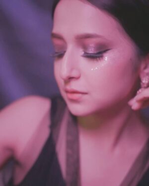 Lavanya Srivastava Instagram - 💜💜💜

.
.
.
📸 @ammy_aameen 
#norvina #anastasiabeverlyhillsindia @anastasiabeverlyhills @anastasiabeverlyhills @norvinacosmetics @norvina #holidaymakup #christmasglam #newyearglam #purpleaesthetic #glammakeup #glittereyeshadow #lavanyasrivastava #sparkling #holidayseason