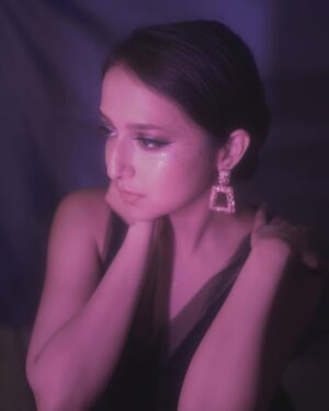 Lavanya Srivastava Instagram - 💜💜💜

.
.
.
📸 @ammy_aameen 
#norvina #anastasiabeverlyhillsindia @anastasiabeverlyhills @anastasiabeverlyhills @norvinacosmetics @norvina #holidaymakup #christmasglam #newyearglam #purpleaesthetic #glammakeup #glittereyeshadow #lavanyasrivastava #sparkling #holidayseason