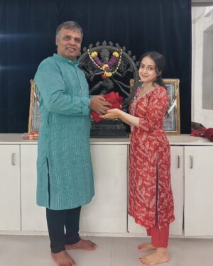 Lavanya Srivastava Instagram - One art form that's been closest to my heart since birth and the one I've craved the most since I left, is DANCING🤍
This day happens to be one of the happiest days of my life. I'll forever remember making my inner child this happy again. 

Thank you @rajendrachaturvedi sir. 
I feel so so fortunate to have found a guru like you. All I wish for now is your blessings in my life guruji 🦋💕🙏