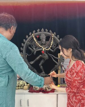 Lavanya Srivastava Instagram - One art form that's been closest to my heart since birth and the one I've craved the most since I left, is DANCING🤍
This day happens to be one of the happiest days of my life. I'll forever remember making my inner child this happy again. 

Thank you @rajendrachaturvedi sir. 
I feel so so fortunate to have found a guru like you. All I wish for now is your blessings in my life guruji 🦋💕🙏