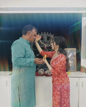 Lavanya Srivastava Instagram - One art form that's been closest to my heart since birth and the one I've craved the most since I left, is DANCING🤍
This day happens to be one of the happiest days of my life. I'll forever remember making my inner child this happy again. 

Thank you @rajendrachaturvedi sir. 
I feel so so fortunate to have found a guru like you. All I wish for now is your blessings in my life guruji 🦋💕🙏