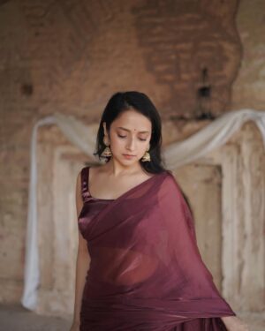 Lavanya Srivastava Instagram - Blend of magical mysteries and nostalgia 🥀 
.
.
.
.
#darkacademia #magicalmystery #unfolding #indianwear #ethnicwear #saree #ethnicfashion #minimalethic #minimaliststyle