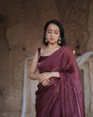 Lavanya Srivastava Instagram - Blend of magical mysteries and nostalgia 🥀 
.
.
.
.
#darkacademia #magicalmystery #unfolding #indianwear #ethnicwear #saree #ethnicfashion #minimalethic #minimaliststyle