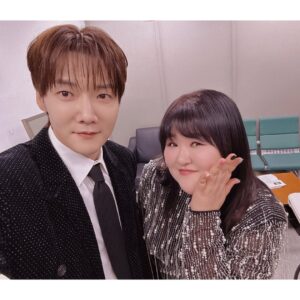 Lee Gook-ju Instagram - 칭구야 우수상 축하해!!!
어제 스비스 연예대상에서 유일한 친구 🤣
축하무대 하고 오느라 앞에는 못찍었다 아까비!!!!!
2025년은 더예쁜 꽃길 걷자💐
#2024SBS연예대상 #최진혁 #이국주