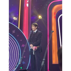 Lee Gook-ju Instagram - 칭구야 우수상 축하해!!!
어제 스비스 연예대상에서 유일한 친구 🤣
축하무대 하고 오느라 앞에는 못찍었다 아까비!!!!!
2025년은 더예쁜 꽃길 걷자💐
#2024SBS연예대상 #최진혁 #이국주