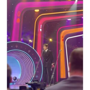 Lee Gook-ju Instagram - 칭구야 우수상 축하해!!!
어제 스비스 연예대상에서 유일한 친구 🤣
축하무대 하고 오느라 앞에는 못찍었다 아까비!!!!!
2025년은 더예쁜 꽃길 걷자💐
#2024SBS연예대상 #최진혁 #이국주