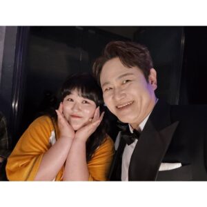 Lee Gook-ju Instagram - 시상식 숙제 하나 끝🤗
작년 말부터 준비하고 연습한 무대도 하고!!! #왜불러
전설의 선배님들도 만나뵙고 #허리케인블루 
드레스랑 축하무대 의상까지 다 완뱍 하고👍🏻 
수고했다 짝짝짝 ....근뎅  내일 SBS 하나 더 남았다 😭