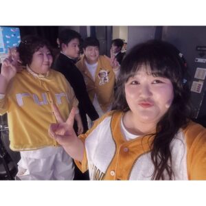 Lee Gook-ju Instagram - 시상식 숙제 하나 끝🤗
작년 말부터 준비하고 연습한 무대도 하고!!! #왜불러
전설의 선배님들도 만나뵙고 #허리케인블루 
드레스랑 축하무대 의상까지 다 완뱍 하고👍🏻 
수고했다 짝짝짝 ....근뎅  내일 SBS 하나 더 남았다 😭