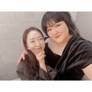 Lee Gook-ju Instagram - 시상식 숙제 하나 끝🤗
작년 말부터 준비하고 연습한 무대도 하고!!! #왜불러
전설의 선배님들도 만나뵙고 #허리케인블루 
드레스랑 축하무대 의상까지 다 완뱍 하고👍🏻 
수고했다 짝짝짝 ....근뎅  내일 SBS 하나 더 남았다 😭
