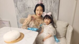 Lee Jung-hyun Instagram - ㅎㅎ공주병걸린 울서아가 엄마생일이라고 가장 아끼는 왕관과 하도 휘둘러서 부러진 요술봉과 엘사장갑을 빌려줬어요🤣  공주가발까지 꼭 써야하는 울서아🫠아가들 공주병 언제끝나는지 아시는분...?😵 #대관식 👸😂