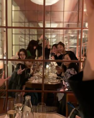 Lee Si-young Instagram - 🌅
파리6구에서 약속장소인 1구까지 걸어가는 내내 노을이 너무너무너무 예뻤다✨
약속시간 보다 1시간이나 일찍 도착해 우리끼리 샴페인도 한잔 마시고🥂
은세랑 시안이 만나서는 두명 얼굴 구경하느라😍😍😍밥안먹어도 배불렀다는 ㅎㅎㅎㅎㅎㅎㅎㅎ💗🫶🏻🇫🇷
다들 너무 수고했어요🙏🏻 
항상 자랑스러운 천재만재 혜미도 @byhemee 
얼굴보고있으면 1시간도 후딱가는 은세도 @kieunse 
너무 귀엽고 예쁘고 착하고 혼자다하는 시안이도 @youseeany 
담에ㅡ또바❤️❤️❤️