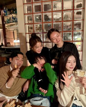 Lee Si-young Instagram - 🌅
파리6구에서 약속장소인 1구까지 걸어가는 내내 노을이 너무너무너무 예뻤다✨
약속시간 보다 1시간이나 일찍 도착해 우리끼리 샴페인도 한잔 마시고🥂
은세랑 시안이 만나서는 두명 얼굴 구경하느라😍😍😍밥안먹어도 배불렀다는 ㅎㅎㅎㅎㅎㅎㅎㅎ💗🫶🏻🇫🇷
다들 너무 수고했어요🙏🏻 
항상 자랑스러운 천재만재 혜미도 @byhemee 
얼굴보고있으면 1시간도 후딱가는 은세도 @kieunse 
너무 귀엽고 예쁘고 착하고 혼자다하는 시안이도 @youseeany 
담에ㅡ또바❤️❤️❤️