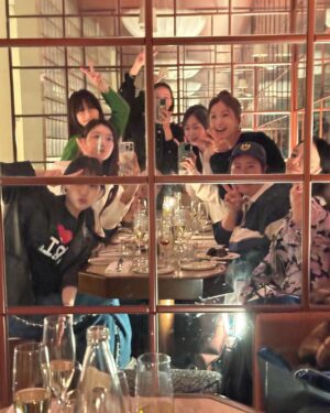 Lee Si-young Instagram - 🌅
파리6구에서 약속장소인 1구까지 걸어가는 내내 노을이 너무너무너무 예뻤다✨
약속시간 보다 1시간이나 일찍 도착해 우리끼리 샴페인도 한잔 마시고🥂
은세랑 시안이 만나서는 두명 얼굴 구경하느라😍😍😍밥안먹어도 배불렀다는 ㅎㅎㅎㅎㅎㅎㅎㅎ💗🫶🏻🇫🇷
다들 너무 수고했어요🙏🏻 
항상 자랑스러운 천재만재 혜미도 @byhemee 
얼굴보고있으면 1시간도 후딱가는 은세도 @kieunse 
너무 귀엽고 예쁘고 착하고 혼자다하는 시안이도 @youseeany 
담에ㅡ또바❤️❤️❤️