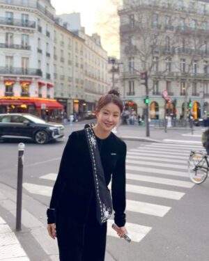 Lee Si-young Instagram - 🌅
파리6구에서 약속장소인 1구까지 걸어가는 내내 노을이 너무너무너무 예뻤다✨
약속시간 보다 1시간이나 일찍 도착해 우리끼리 샴페인도 한잔 마시고🥂
은세랑 시안이 만나서는 두명 얼굴 구경하느라😍😍😍밥안먹어도 배불렀다는 ㅎㅎㅎㅎㅎㅎㅎㅎ💗🫶🏻🇫🇷
다들 너무 수고했어요🙏🏻 
항상 자랑스러운 천재만재 혜미도 @byhemee 
얼굴보고있으면 1시간도 후딱가는 은세도 @kieunse 
너무 귀엽고 예쁘고 착하고 혼자다하는 시안이도 @youseeany 
담에ㅡ또바❤️❤️❤️