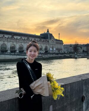 Lee Si-young Instagram - 🌅
파리6구에서 약속장소인 1구까지 걸어가는 내내 노을이 너무너무너무 예뻤다✨
약속시간 보다 1시간이나 일찍 도착해 우리끼리 샴페인도 한잔 마시고🥂
은세랑 시안이 만나서는 두명 얼굴 구경하느라😍😍😍밥안먹어도 배불렀다는 ㅎㅎㅎㅎㅎㅎㅎㅎ💗🫶🏻🇫🇷
다들 너무 수고했어요🙏🏻 
항상 자랑스러운 천재만재 혜미도 @byhemee 
얼굴보고있으면 1시간도 후딱가는 은세도 @kieunse 
너무 귀엽고 예쁘고 착하고 혼자다하는 시안이도 @youseeany 
담에ㅡ또바❤️❤️❤️