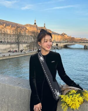 Lee Si-young Instagram - 🌅
파리6구에서 약속장소인 1구까지 걸어가는 내내 노을이 너무너무너무 예뻤다✨
약속시간 보다 1시간이나 일찍 도착해 우리끼리 샴페인도 한잔 마시고🥂
은세랑 시안이 만나서는 두명 얼굴 구경하느라😍😍😍밥안먹어도 배불렀다는 ㅎㅎㅎㅎㅎㅎㅎㅎ💗🫶🏻🇫🇷
다들 너무 수고했어요🙏🏻 
항상 자랑스러운 천재만재 혜미도 @byhemee 
얼굴보고있으면 1시간도 후딱가는 은세도 @kieunse 
너무 귀엽고 예쁘고 착하고 혼자다하는 시안이도 @youseeany 
담에ㅡ또바❤️❤️❤️