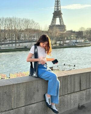Lee Si-young Instagram - 🇫🇷✨
파리출장내내 너무 잘입고 메고 돌아다닌 잉크 핫템들❤️👍🏻🥹
아니 이 데님 무슨일… 왤케이뻐요😍어디에 입어도 어떻게 입어도 다 예쁘공🫶🏻가방은 진짜…. 요즘 매일매일 들고 댕기는데 다들 물어본다는ㅎㅎ

노을질때가 가장 아름다운 에펠탑 안녕✨✨✨✨✨
나중에 다시만나👋🏻
매일매일이 사랑하는 사람들과 이렇게 평화롭다면 얼마나 좋을까🫧💗🙏🏻
파리 끝!!!!!💋💃🏻💄