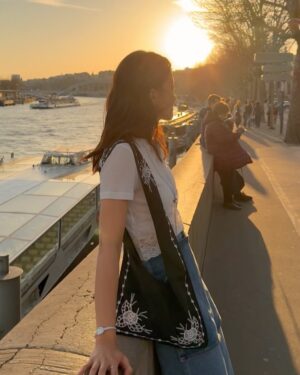 Lee Si-young Instagram - 🇫🇷✨
파리출장내내 너무 잘입고 메고 돌아다닌 잉크 핫템들❤️👍🏻🥹
아니 이 데님 무슨일… 왤케이뻐요😍어디에 입어도 어떻게 입어도 다 예쁘공🫶🏻가방은 진짜…. 요즘 매일매일 들고 댕기는데 다들 물어본다는ㅎㅎ

노을질때가 가장 아름다운 에펠탑 안녕✨✨✨✨✨
나중에 다시만나👋🏻
매일매일이 사랑하는 사람들과 이렇게 평화롭다면 얼마나 좋을까🫧💗🙏🏻
파리 끝!!!!!💋💃🏻💄