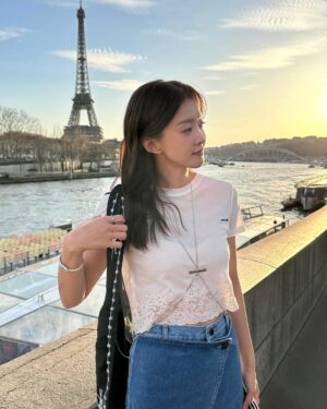 Lee Si-young Instagram - 🇫🇷✨
파리출장내내 너무 잘입고 메고 돌아다닌 잉크 핫템들❤️👍🏻🥹
아니 이 데님 무슨일… 왤케이뻐요😍어디에 입어도 어떻게 입어도 다 예쁘공🫶🏻가방은 진짜…. 요즘 매일매일 들고 댕기는데 다들 물어본다는ㅎㅎ

노을질때가 가장 아름다운 에펠탑 안녕✨✨✨✨✨
나중에 다시만나👋🏻
매일매일이 사랑하는 사람들과 이렇게 평화롭다면 얼마나 좋을까🫧💗🙏🏻
파리 끝!!!!!💋💃🏻💄