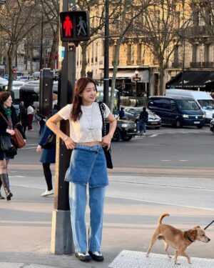 Lee Si-young Instagram - 🇫🇷✨
파리출장내내 너무 잘입고 메고 돌아다닌 잉크 핫템들❤️👍🏻🥹
아니 이 데님 무슨일… 왤케이뻐요😍어디에 입어도 어떻게 입어도 다 예쁘공🫶🏻가방은 진짜…. 요즘 매일매일 들고 댕기는데 다들 물어본다는ㅎㅎ

노을질때가 가장 아름다운 에펠탑 안녕✨✨✨✨✨
나중에 다시만나👋🏻
매일매일이 사랑하는 사람들과 이렇게 평화롭다면 얼마나 좋을까🫧💗🙏🏻
파리 끝!!!!!💋💃🏻💄