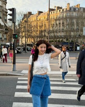 Lee Si-young Instagram - 🇫🇷✨
파리출장내내 너무 잘입고 메고 돌아다닌 잉크 핫템들❤️👍🏻🥹
아니 이 데님 무슨일… 왤케이뻐요😍어디에 입어도 어떻게 입어도 다 예쁘공🫶🏻가방은 진짜…. 요즘 매일매일 들고 댕기는데 다들 물어본다는ㅎㅎ

노을질때가 가장 아름다운 에펠탑 안녕✨✨✨✨✨
나중에 다시만나👋🏻
매일매일이 사랑하는 사람들과 이렇게 평화롭다면 얼마나 좋을까🫧💗🙏🏻
파리 끝!!!!!💋💃🏻💄