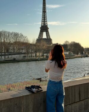 Lee Si-young Instagram - 🇫🇷✨
파리출장내내 너무 잘입고 메고 돌아다닌 잉크 핫템들❤️👍🏻🥹
아니 이 데님 무슨일… 왤케이뻐요😍어디에 입어도 어떻게 입어도 다 예쁘공🫶🏻가방은 진짜…. 요즘 매일매일 들고 댕기는데 다들 물어본다는ㅎㅎ

노을질때가 가장 아름다운 에펠탑 안녕✨✨✨✨✨
나중에 다시만나👋🏻
매일매일이 사랑하는 사람들과 이렇게 평화롭다면 얼마나 좋을까🫧💗🙏🏻
파리 끝!!!!!💋💃🏻💄