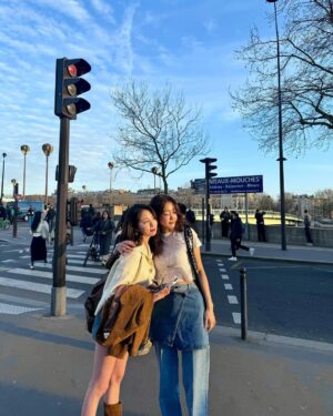 Lee Si-young Instagram - 🇫🇷✨
파리출장내내 너무 잘입고 메고 돌아다닌 잉크 핫템들❤️👍🏻🥹
아니 이 데님 무슨일… 왤케이뻐요😍어디에 입어도 어떻게 입어도 다 예쁘공🫶🏻가방은 진짜…. 요즘 매일매일 들고 댕기는데 다들 물어본다는ㅎㅎ

노을질때가 가장 아름다운 에펠탑 안녕✨✨✨✨✨
나중에 다시만나👋🏻
매일매일이 사랑하는 사람들과 이렇게 평화롭다면 얼마나 좋을까🫧💗🙏🏻
파리 끝!!!!!💋💃🏻💄