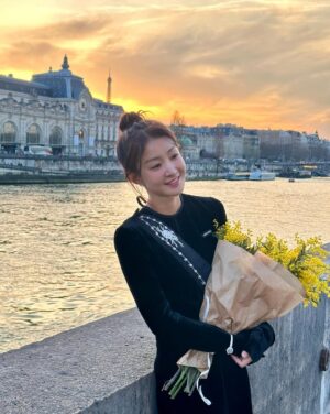 Lee Si-young Instagram - 🌅
파리6구에서 약속장소인 1구까지 걸어가는 내내 노을이 너무너무너무 예뻤다✨
약속시간 보다 1시간이나 일찍 도착해 우리끼리 샴페인도 한잔 마시고🥂
은세랑 시안이 만나서는 두명 얼굴 구경하느라😍😍😍밥안먹어도 배불렀다는 ㅎㅎㅎㅎㅎㅎㅎㅎ💗🫶🏻🇫🇷
다들 너무 수고했어요🙏🏻 
항상 자랑스러운 천재만재 혜미도 @byhemee 
얼굴보고있으면 1시간도 후딱가는 은세도 @kieunse 
너무 귀엽고 예쁘고 착하고 혼자다하는 시안이도 @youseeany 
담에ㅡ또바❤️❤️❤️