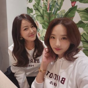 Lee So-yeon Instagram - @bardotparis 
#커플티 ♡ #언니랑
#압구정현대백화점 #지하2층
팝업중이요^^
윤미언니 대박나길~~~!!!