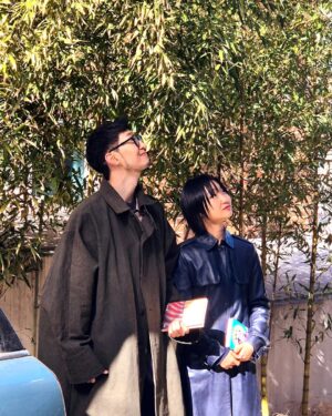 Lee Sulla Instagram - 『가녀장의 시대』가 미국, 영국, 이탈리아로도 진출합니다. 드디어 영미권과 유럽권에 제 책을 선보이게 되었어요. 원작자 번역가 부부로서 매일경제신문과 인터뷰했습니다. 내년부터는 영어와 이탈리아어로도 제 소설을 읽으실 수 있어요. 너무 큰 겹경사라 심장에 무리가 있어서 며칠간 곱씹은 뒤에 말해봅니다. 

이 판권 계약을 성사시킨 건 출판사와 번역가인데요. 한국에서 가장 뜨겁게 책을 알리는 출판사 이야기장수, 작년 여름 내내 제 소설의 절반을 번역해둔 이훤 작가 덕분에 여러 국가의 쟁쟁한 출판인들로부터 러브콜을 받아왔습니다.

작가 편집자 번역가 셋이 직접 나서서 판권을 팔던 저작권페어 테이블을 오래 기억할 것 같아요. 그 뜨거운 테이블 위에서 어필해버린 것 같습니다. 원작의 매력과 번역가의 실력, 그리고 한국 출판사의 어마어마한 긍지를…이탈리아 출판사의 이바 대표님은 “나도 가녀장이자 출판사의 수장”이라고 라고 말씀하시며 호쾌하게 판권을 사가셨고, 영어판은 세계 5대 영어 출판사인 하셰트 그룹의 와일드파이어 소속 애린 알리 편집자님께서 커다란 애정을 보이며 계약하셨습니다. 

영어판 미국, 영국, 이탈리아 독자님들… 기다려요… 드라마 다 쓰면 그리로 출장갈게요...🛩️ 소설의 나머지 절반을 번역해줄 번역가 이훤에게 파도같은 사랑을 전합니다. 🌊 

@promunhak @__leehwon