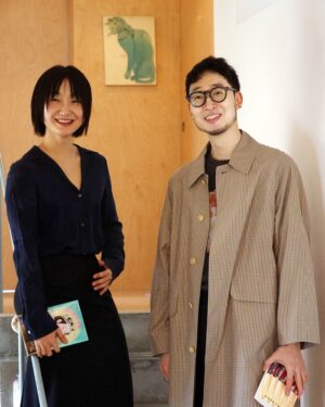 Lee Sulla Instagram - 『가녀장의 시대』가 미국, 영국, 이탈리아로도 진출합니다. 드디어 영미권과 유럽권에 제 책을 선보이게 되었어요. 원작자 번역가 부부로서 매일경제신문과 인터뷰했습니다. 내년부터는 영어와 이탈리아어로도 제 소설을 읽으실 수 있어요. 너무 큰 겹경사라 심장에 무리가 있어서 며칠간 곱씹은 뒤에 말해봅니다. 

이 판권 계약을 성사시킨 건 출판사와 번역가인데요. 한국에서 가장 뜨겁게 책을 알리는 출판사 이야기장수, 작년 여름 내내 제 소설의 절반을 번역해둔 이훤 작가 덕분에 여러 국가의 쟁쟁한 출판인들로부터 러브콜을 받아왔습니다.

작가 편집자 번역가 셋이 직접 나서서 판권을 팔던 저작권페어 테이블을 오래 기억할 것 같아요. 그 뜨거운 테이블 위에서 어필해버린 것 같습니다. 원작의 매력과 번역가의 실력, 그리고 한국 출판사의 어마어마한 긍지를…이탈리아 출판사의 이바 대표님은 “나도 가녀장이자 출판사의 수장”이라고 라고 말씀하시며 호쾌하게 판권을 사가셨고, 영어판은 세계 5대 영어 출판사인 하셰트 그룹의 와일드파이어 소속 애린 알리 편집자님께서 커다란 애정을 보이며 계약하셨습니다. 

영어판 미국, 영국, 이탈리아 독자님들… 기다려요… 드라마 다 쓰면 그리로 출장갈게요...🛩️ 소설의 나머지 절반을 번역해줄 번역가 이훤에게 파도같은 사랑을 전합니다. 🌊 

@promunhak @__leehwon