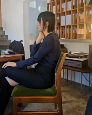 Lee Sulla Instagram - 『가녀장의 시대』가 미국, 영국, 이탈리아로도 진출합니다. 드디어 영미권과 유럽권에 제 책을 선보이게 되었어요. 원작자 번역가 부부로서 매일경제신문과 인터뷰했습니다. 내년부터는 영어와 이탈리아어로도 제 소설을 읽으실 수 있어요. 너무 큰 겹경사라 심장에 무리가 있어서 며칠간 곱씹은 뒤에 말해봅니다. 

이 판권 계약을 성사시킨 건 출판사와 번역가인데요. 한국에서 가장 뜨겁게 책을 알리는 출판사 이야기장수, 작년 여름 내내 제 소설의 절반을 번역해둔 이훤 작가 덕분에 여러 국가의 쟁쟁한 출판인들로부터 러브콜을 받아왔습니다.

작가 편집자 번역가 셋이 직접 나서서 판권을 팔던 저작권페어 테이블을 오래 기억할 것 같아요. 그 뜨거운 테이블 위에서 어필해버린 것 같습니다. 원작의 매력과 번역가의 실력, 그리고 한국 출판사의 어마어마한 긍지를…이탈리아 출판사의 이바 대표님은 “나도 가녀장이자 출판사의 수장”이라고 라고 말씀하시며 호쾌하게 판권을 사가셨고, 영어판은 세계 5대 영어 출판사인 하셰트 그룹의 와일드파이어 소속 애린 알리 편집자님께서 커다란 애정을 보이며 계약하셨습니다. 

영어판 미국, 영국, 이탈리아 독자님들… 기다려요… 드라마 다 쓰면 그리로 출장갈게요...🛩️ 소설의 나머지 절반을 번역해줄 번역가 이훤에게 파도같은 사랑을 전합니다. 🌊 

@promunhak @__leehwon