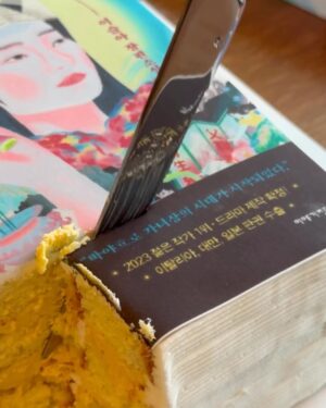 Lee Sulla Instagram - 『가녀장의 시대』가 미국, 영국, 이탈리아로도 진출합니다. 드디어 영미권과 유럽권에 제 책을 선보이게 되었어요. 원작자 번역가 부부로서 매일경제신문과 인터뷰했습니다. 내년부터는 영어와 이탈리아어로도 제 소설을 읽으실 수 있어요. 너무 큰 겹경사라 심장에 무리가 있어서 며칠간 곱씹은 뒤에 말해봅니다. 

이 판권 계약을 성사시킨 건 출판사와 번역가인데요. 한국에서 가장 뜨겁게 책을 알리는 출판사 이야기장수, 작년 여름 내내 제 소설의 절반을 번역해둔 이훤 작가 덕분에 여러 국가의 쟁쟁한 출판인들로부터 러브콜을 받아왔습니다.

작가 편집자 번역가 셋이 직접 나서서 판권을 팔던 저작권페어 테이블을 오래 기억할 것 같아요. 그 뜨거운 테이블 위에서 어필해버린 것 같습니다. 원작의 매력과 번역가의 실력, 그리고 한국 출판사의 어마어마한 긍지를…이탈리아 출판사의 이바 대표님은 “나도 가녀장이자 출판사의 수장”이라고 라고 말씀하시며 호쾌하게 판권을 사가셨고, 영어판은 세계 5대 영어 출판사인 하셰트 그룹의 와일드파이어 소속 애린 알리 편집자님께서 커다란 애정을 보이며 계약하셨습니다. 

영어판 미국, 영국, 이탈리아 독자님들… 기다려요… 드라마 다 쓰면 그리로 출장갈게요...🛩️ 소설의 나머지 절반을 번역해줄 번역가 이훤에게 파도같은 사랑을 전합니다. 🌊 

@promunhak @__leehwon