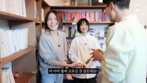 Lee Sulla Instagram - 나영님의 유튜브 채널 노필터티비에 출연했습니다. 여러분 나영님 많이 좋아하시지요? 저도 그렇습니다. 얼마나 좋아하냐면 나영님으로 만든 이모티콘 쓰고 싶을 정도예요... 아직 출시가 안 되어있길래 제가 다시 보고싶은 표정들 캡처해서 모아봤습니다... 집구경인 줄 알았는데 사실은 시(詩)에 치이는 방송입니다. 조용하고 느린 거북이가 예상외로 모든 걸 덮어버린 그런 영상... 풀버전은 나영님 유튜브 채널에서 시청해 주세요...🌷💛 놀러와주신 나영님과 촬영하시고 편집하느라 고생하신 두 피디님들 고맙습니다. 

@nayoungkeem @sullalee @__leehwon