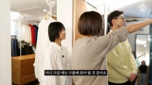 Lee Sulla Instagram - 나영님의 유튜브 채널 노필터티비에 출연했습니다. 여러분 나영님 많이 좋아하시지요? 저도 그렇습니다. 얼마나 좋아하냐면 나영님으로 만든 이모티콘 쓰고 싶을 정도예요... 아직 출시가 안 되어있길래 제가 다시 보고싶은 표정들 캡처해서 모아봤습니다... 집구경인 줄 알았는데 사실은 시(詩)에 치이는 방송입니다. 조용하고 느린 거북이가 예상외로 모든 걸 덮어버린 그런 영상... 풀버전은 나영님 유튜브 채널에서 시청해 주세요...🌷💛 놀러와주신 나영님과 촬영하시고 편집하느라 고생하신 두 피디님들 고맙습니다. 

@nayoungkeem @sullalee @__leehwon