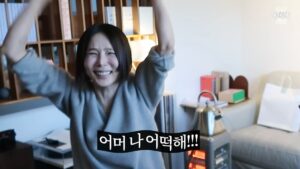 Lee Sulla Instagram - 나영님의 유튜브 채널 노필터티비에 출연했습니다. 여러분 나영님 많이 좋아하시지요? 저도 그렇습니다. 얼마나 좋아하냐면 나영님으로 만든 이모티콘 쓰고 싶을 정도예요... 아직 출시가 안 되어있길래 제가 다시 보고싶은 표정들 캡처해서 모아봤습니다... 집구경인 줄 알았는데 사실은 시(詩)에 치이는 방송입니다. 조용하고 느린 거북이가 예상외로 모든 걸 덮어버린 그런 영상... 풀버전은 나영님 유튜브 채널에서 시청해 주세요...🌷💛 놀러와주신 나영님과 촬영하시고 편집하느라 고생하신 두 피디님들 고맙습니다. 

@nayoungkeem @sullalee @__leehwon