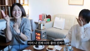 Lee Sulla Instagram - 나영님의 유튜브 채널 노필터티비에 출연했습니다. 여러분 나영님 많이 좋아하시지요? 저도 그렇습니다. 얼마나 좋아하냐면 나영님으로 만든 이모티콘 쓰고 싶을 정도예요... 아직 출시가 안 되어있길래 제가 다시 보고싶은 표정들 캡처해서 모아봤습니다... 집구경인 줄 알았는데 사실은 시(詩)에 치이는 방송입니다. 조용하고 느린 거북이가 예상외로 모든 걸 덮어버린 그런 영상... 풀버전은 나영님 유튜브 채널에서 시청해 주세요...🌷💛 놀러와주신 나영님과 촬영하시고 편집하느라 고생하신 두 피디님들 고맙습니다. 

@nayoungkeem @sullalee @__leehwon