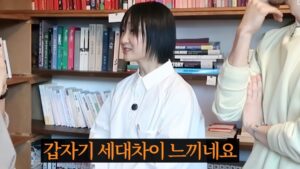Lee Sulla Instagram - 나영님의 유튜브 채널 노필터티비에 출연했습니다. 여러분 나영님 많이 좋아하시지요? 저도 그렇습니다. 얼마나 좋아하냐면 나영님으로 만든 이모티콘 쓰고 싶을 정도예요... 아직 출시가 안 되어있길래 제가 다시 보고싶은 표정들 캡처해서 모아봤습니다... 집구경인 줄 알았는데 사실은 시(詩)에 치이는 방송입니다. 조용하고 느린 거북이가 예상외로 모든 걸 덮어버린 그런 영상... 풀버전은 나영님 유튜브 채널에서 시청해 주세요...🌷💛 놀러와주신 나영님과 촬영하시고 편집하느라 고생하신 두 피디님들 고맙습니다. 

@nayoungkeem @sullalee @__leehwon
