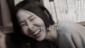Lee Sulla Instagram - 나영님의 유튜브 채널 노필터티비에 출연했습니다. 여러분 나영님 많이 좋아하시지요? 저도 그렇습니다. 얼마나 좋아하냐면 나영님으로 만든 이모티콘 쓰고 싶을 정도예요... 아직 출시가 안 되어있길래 제가 다시 보고싶은 표정들 캡처해서 모아봤습니다... 집구경인 줄 알았는데 사실은 시(詩)에 치이는 방송입니다. 조용하고 느린 거북이가 예상외로 모든 걸 덮어버린 그런 영상... 풀버전은 나영님 유튜브 채널에서 시청해 주세요...🌷💛 놀러와주신 나영님과 촬영하시고 편집하느라 고생하신 두 피디님들 고맙습니다. 

@nayoungkeem @sullalee @__leehwon