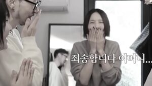 Lee Sulla Instagram - 나영님의 유튜브 채널 노필터티비에 출연했습니다. 여러분 나영님 많이 좋아하시지요? 저도 그렇습니다. 얼마나 좋아하냐면 나영님으로 만든 이모티콘 쓰고 싶을 정도예요... 아직 출시가 안 되어있길래 제가 다시 보고싶은 표정들 캡처해서 모아봤습니다... 집구경인 줄 알았는데 사실은 시(詩)에 치이는 방송입니다. 조용하고 느린 거북이가 예상외로 모든 걸 덮어버린 그런 영상... 풀버전은 나영님 유튜브 채널에서 시청해 주세요...🌷💛 놀러와주신 나영님과 촬영하시고 편집하느라 고생하신 두 피디님들 고맙습니다. 

@nayoungkeem @sullalee @__leehwon