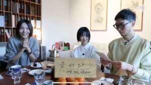 Lee Sulla Instagram - 나영님의 유튜브 채널 노필터티비에 출연했습니다. 여러분 나영님 많이 좋아하시지요? 저도 그렇습니다. 얼마나 좋아하냐면 나영님으로 만든 이모티콘 쓰고 싶을 정도예요... 아직 출시가 안 되어있길래 제가 다시 보고싶은 표정들 캡처해서 모아봤습니다... 집구경인 줄 알았는데 사실은 시(詩)에 치이는 방송입니다. 조용하고 느린 거북이가 예상외로 모든 걸 덮어버린 그런 영상... 풀버전은 나영님 유튜브 채널에서 시청해 주세요...🌷💛 놀러와주신 나영님과 촬영하시고 편집하느라 고생하신 두 피디님들 고맙습니다. 

@nayoungkeem @sullalee @__leehwon