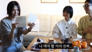 Lee Sulla Instagram - 나영님의 유튜브 채널 노필터티비에 출연했습니다. 여러분 나영님 많이 좋아하시지요? 저도 그렇습니다. 얼마나 좋아하냐면 나영님으로 만든 이모티콘 쓰고 싶을 정도예요... 아직 출시가 안 되어있길래 제가 다시 보고싶은 표정들 캡처해서 모아봤습니다... 집구경인 줄 알았는데 사실은 시(詩)에 치이는 방송입니다. 조용하고 느린 거북이가 예상외로 모든 걸 덮어버린 그런 영상... 풀버전은 나영님 유튜브 채널에서 시청해 주세요...🌷💛 놀러와주신 나영님과 촬영하시고 편집하느라 고생하신 두 피디님들 고맙습니다. 

@nayoungkeem @sullalee @__leehwon