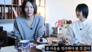 Lee Sulla Instagram - 나영님의 유튜브 채널 노필터티비에 출연했습니다. 여러분 나영님 많이 좋아하시지요? 저도 그렇습니다. 얼마나 좋아하냐면 나영님으로 만든 이모티콘 쓰고 싶을 정도예요... 아직 출시가 안 되어있길래 제가 다시 보고싶은 표정들 캡처해서 모아봤습니다... 집구경인 줄 알았는데 사실은 시(詩)에 치이는 방송입니다. 조용하고 느린 거북이가 예상외로 모든 걸 덮어버린 그런 영상... 풀버전은 나영님 유튜브 채널에서 시청해 주세요...🌷💛 놀러와주신 나영님과 촬영하시고 편집하느라 고생하신 두 피디님들 고맙습니다. 

@nayoungkeem @sullalee @__leehwon