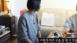 Lee Sulla Instagram - 나영님의 유튜브 채널 노필터티비에 출연했습니다. 여러분 나영님 많이 좋아하시지요? 저도 그렇습니다. 얼마나 좋아하냐면 나영님으로 만든 이모티콘 쓰고 싶을 정도예요... 아직 출시가 안 되어있길래 제가 다시 보고싶은 표정들 캡처해서 모아봤습니다... 집구경인 줄 알았는데 사실은 시(詩)에 치이는 방송입니다. 조용하고 느린 거북이가 예상외로 모든 걸 덮어버린 그런 영상... 풀버전은 나영님 유튜브 채널에서 시청해 주세요...🌷💛 놀러와주신 나영님과 촬영하시고 편집하느라 고생하신 두 피디님들 고맙습니다. 

@nayoungkeem @sullalee @__leehwon