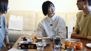 Lee Sulla Instagram - 나영님의 유튜브 채널 노필터티비에 출연했습니다. 여러분 나영님 많이 좋아하시지요? 저도 그렇습니다. 얼마나 좋아하냐면 나영님으로 만든 이모티콘 쓰고 싶을 정도예요... 아직 출시가 안 되어있길래 제가 다시 보고싶은 표정들 캡처해서 모아봤습니다... 집구경인 줄 알았는데 사실은 시(詩)에 치이는 방송입니다. 조용하고 느린 거북이가 예상외로 모든 걸 덮어버린 그런 영상... 풀버전은 나영님 유튜브 채널에서 시청해 주세요...🌷💛 놀러와주신 나영님과 촬영하시고 편집하느라 고생하신 두 피디님들 고맙습니다. 

@nayoungkeem @sullalee @__leehwon