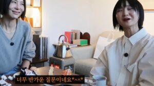 Lee Sulla Instagram - 나영님의 유튜브 채널 노필터티비에 출연했습니다. 여러분 나영님 많이 좋아하시지요? 저도 그렇습니다. 얼마나 좋아하냐면 나영님으로 만든 이모티콘 쓰고 싶을 정도예요... 아직 출시가 안 되어있길래 제가 다시 보고싶은 표정들 캡처해서 모아봤습니다... 집구경인 줄 알았는데 사실은 시(詩)에 치이는 방송입니다. 조용하고 느린 거북이가 예상외로 모든 걸 덮어버린 그런 영상... 풀버전은 나영님 유튜브 채널에서 시청해 주세요...🌷💛 놀러와주신 나영님과 촬영하시고 편집하느라 고생하신 두 피디님들 고맙습니다. 

@nayoungkeem @sullalee @__leehwon
