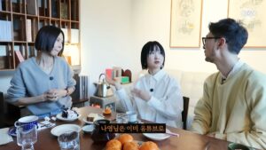 Lee Sulla Instagram - 나영님의 유튜브 채널 노필터티비에 출연했습니다. 여러분 나영님 많이 좋아하시지요? 저도 그렇습니다. 얼마나 좋아하냐면 나영님으로 만든 이모티콘 쓰고 싶을 정도예요... 아직 출시가 안 되어있길래 제가 다시 보고싶은 표정들 캡처해서 모아봤습니다... 집구경인 줄 알았는데 사실은 시(詩)에 치이는 방송입니다. 조용하고 느린 거북이가 예상외로 모든 걸 덮어버린 그런 영상... 풀버전은 나영님 유튜브 채널에서 시청해 주세요...🌷💛 놀러와주신 나영님과 촬영하시고 편집하느라 고생하신 두 피디님들 고맙습니다. 

@nayoungkeem @sullalee @__leehwon