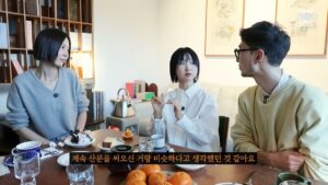 Lee Sulla Instagram - 나영님의 유튜브 채널 노필터티비에 출연했습니다. 여러분 나영님 많이 좋아하시지요? 저도 그렇습니다. 얼마나 좋아하냐면 나영님으로 만든 이모티콘 쓰고 싶을 정도예요... 아직 출시가 안 되어있길래 제가 다시 보고싶은 표정들 캡처해서 모아봤습니다... 집구경인 줄 알았는데 사실은 시(詩)에 치이는 방송입니다. 조용하고 느린 거북이가 예상외로 모든 걸 덮어버린 그런 영상... 풀버전은 나영님 유튜브 채널에서 시청해 주세요...🌷💛 놀러와주신 나영님과 촬영하시고 편집하느라 고생하신 두 피디님들 고맙습니다. 

@nayoungkeem @sullalee @__leehwon
